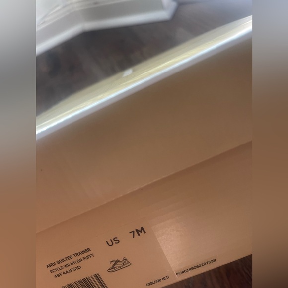 Gorgeous comfy MK sneaker, size 7. NWT - Picture 10 of 10